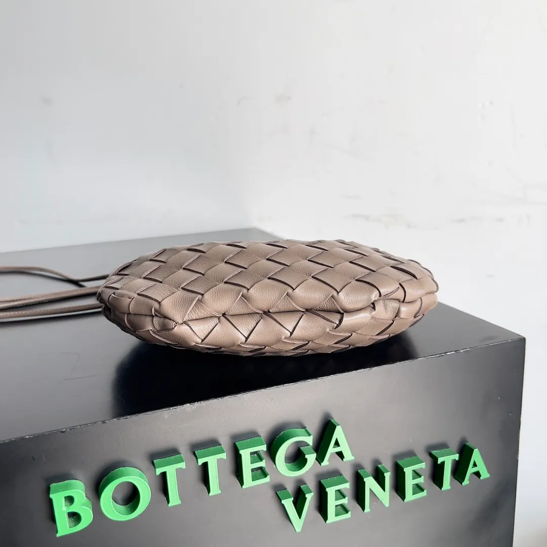 Batch of 1260 BV Mini Sardine is coming‼ ️Super high-end, stainless steel hardware + 24k real gold plating process, fish scales (concave and convex positions) are the finishing touch, the sardine bag that can be carried cross-body is completely beautiful to the heart. The metal element handle and the weaving are perfectly combined to completely integrate the artistic sense and elegance and fashion. It is really like a work of art🏺The large size is elegant, the small size is exquisite and cute, a must-have item for fashionistas, and the details are perfectly reproduced. Style number: 744267 Size 20*12*2.5